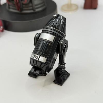 LOT 88: Star Wars Collection: Cable Guys Boba Fett The Mandelorian Figure/Bust & Small Character Toys