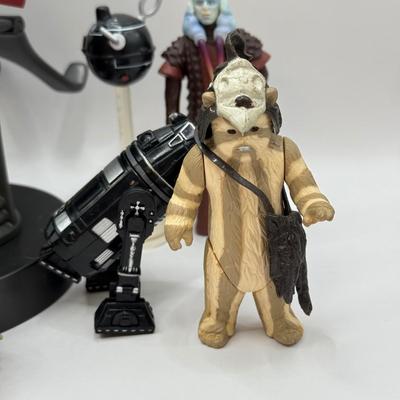 LOT 88: Star Wars Collection: Cable Guys Boba Fett The Mandelorian Figure/Bust & Small Character Toys