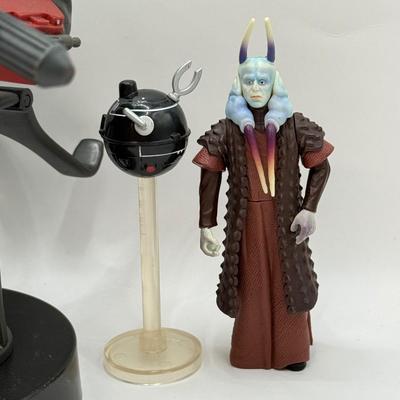 LOT 88: Star Wars Collection: Cable Guys Boba Fett The Mandelorian Figure/Bust & Small Character Toys