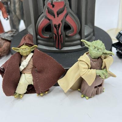 LOT 88: Star Wars Collection: Cable Guys Boba Fett The Mandelorian Figure/Bust & Small Character Toys