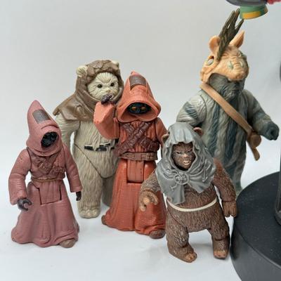 LOT 88: Star Wars Collection: Cable Guys Boba Fett The Mandelorian Figure/Bust & Small Character Toys
