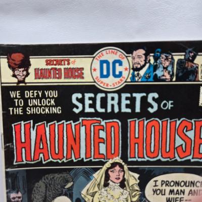 LOT 125: Secrets of Haunted House Comic Books