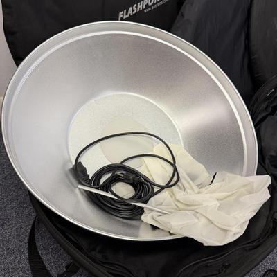 LOT 164: Lighting Equipment & Reflectors / Backgrounds