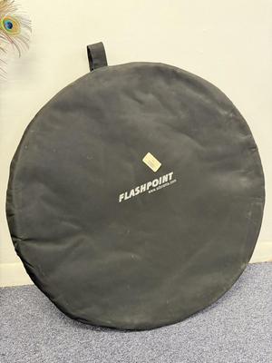 LOT 164: Lighting Equipment & Reflectors / Backgrounds