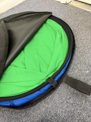 LOT 164: Lighting Equipment & Reflectors / Backgrounds