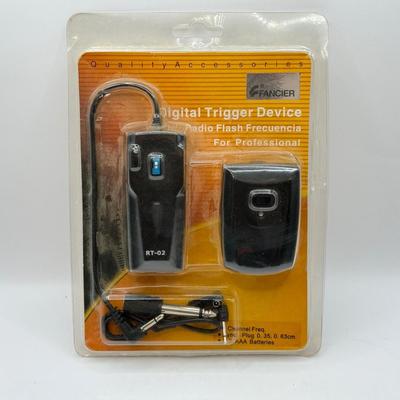 LOT 173: Power Banks, Flash Triggers & SD Card Readers