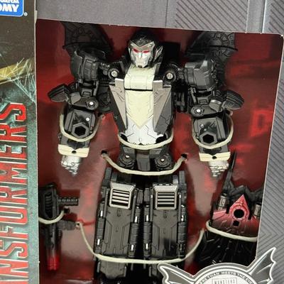 LOT 174: NIB Hasbro Transformers: Universal Monsters Takara Tomy Dracula Draculus & Generations War on Cybertron Trilogy Covert Agent...