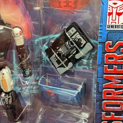 LOT 174: NIB Hasbro Transformers: Universal Monsters Takara Tomy Dracula Draculus & Generations War on Cybertron Trilogy Covert Agent...