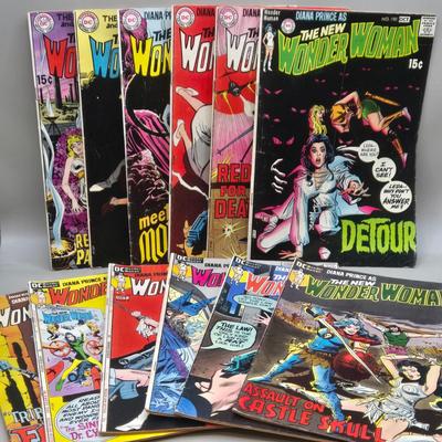 LOT 208: DC The New Wonder Woman Comic Books