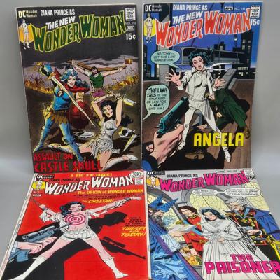 LOT 208: DC The New Wonder Woman Comic Books