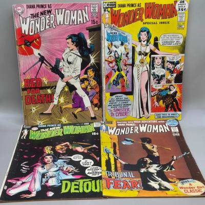 LOT 208: DC The New Wonder Woman Comic Books