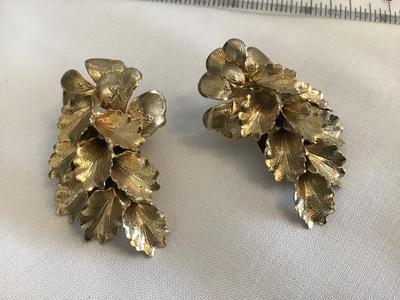 Large Gold Tone Clip on Vintage