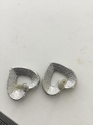 Unmarked heart rhinestone stud earrings