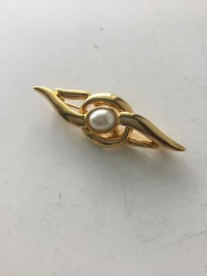 Gold tone unmarked statement brooch