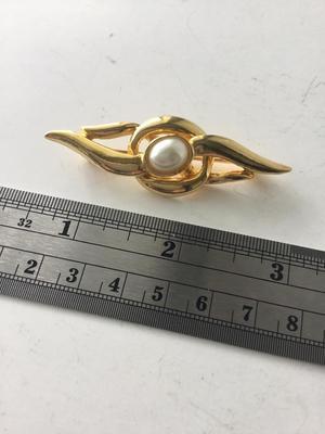 Gold tone unmarked statement brooch