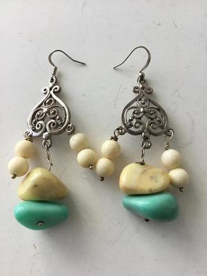 Beautiful unique dangle fashion earrings