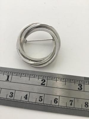 Silver tone round fashion vintage unmarked pin