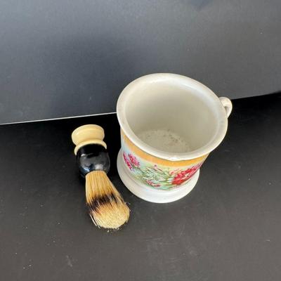 Lot: Shave mug and shave brush, candles and dishes