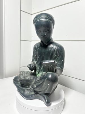 Studious Statue