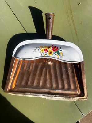 VTG - Copper dustpan w/floral design