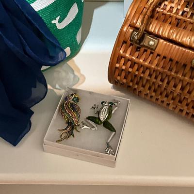 UBC1531 Lot of Mudpie Bag with Brooches, Alligator Frame