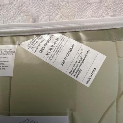 UBC1483 New in Package CUDDLEDOWN Full Throw Blanket