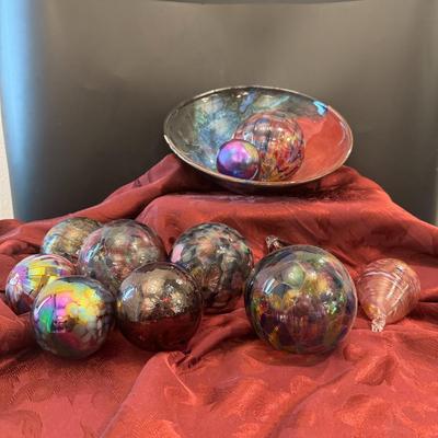 Lot - Glass ornaments and pottery bowl