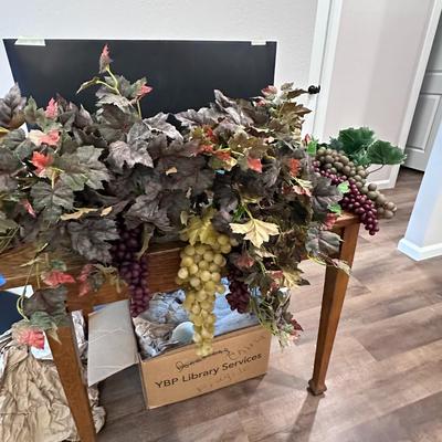Grapes and leaves decor