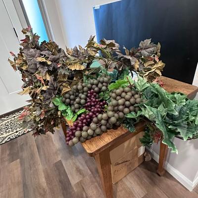 Grapes and leaves decor