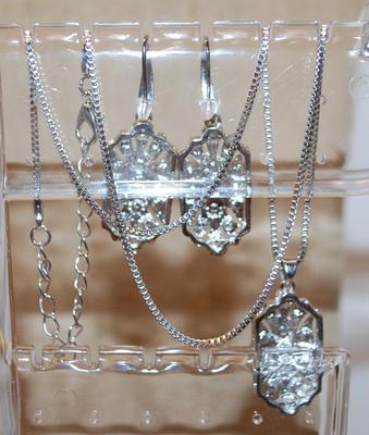 Red/Silver JEWELRY SET Includes Earrings (1½" x ¾") with Wire Hook & PENDANT (1½" x ¾") on a Silver Tone Necklace...