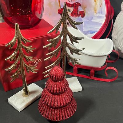 LOT 1B: Large Lot of Christmas Decor