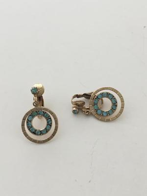 Gold tone unmarked vintage clip on earrings