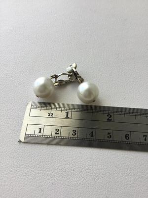 Beautiful vintage pearl type clip on earrings