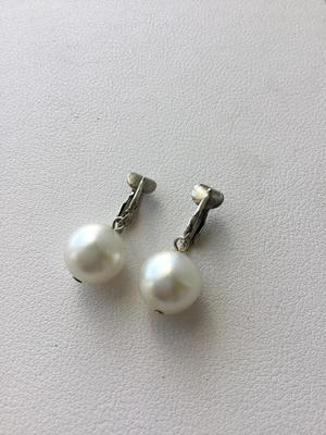 Beautiful vintage pearl type clip on earrings