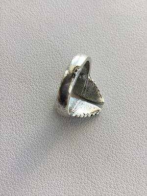 Unmarked angel wings fashion ring