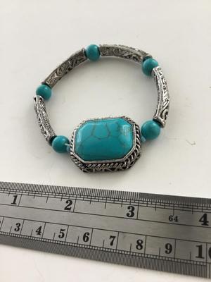 Unmarked stretchy blue stone type bracelet