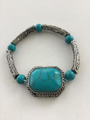 Unmarked stretchy blue stone type bracelet