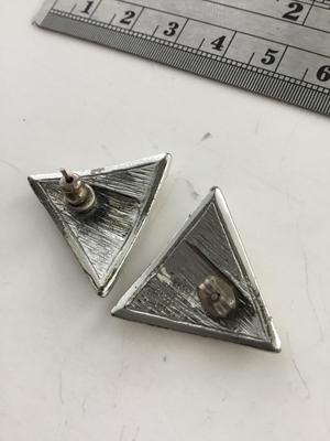 Unmarked triangle fashion earrings