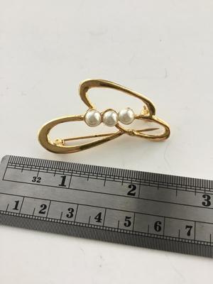 Unmarked vintage fashion pin