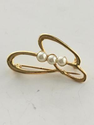 Unmarked vintage fashion pin