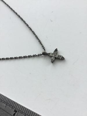Unmarked cross fashion necklace