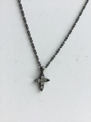 Unmarked cross fashion necklace