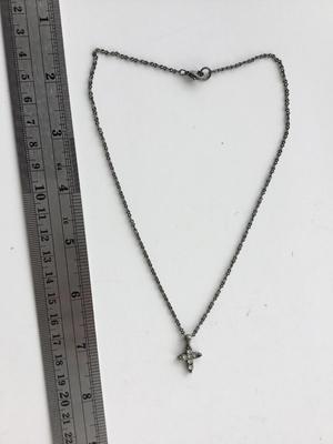 Unmarked cross fashion necklace