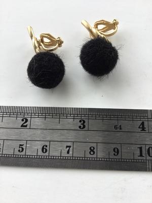Unmarked Pom Pom clip on earrings vintage