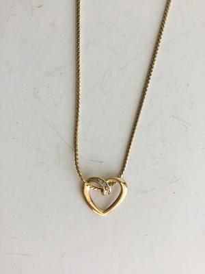 Gold tone Avon marked beautiful necklace