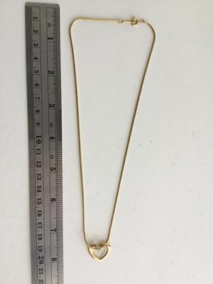 Gold tone Avon marked beautiful necklace