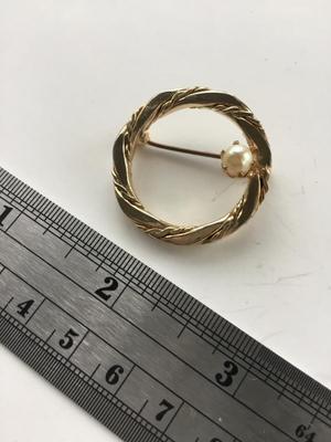 Unmarked gold tone vintage pin