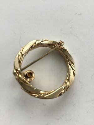 Unmarked gold tone vintage pin