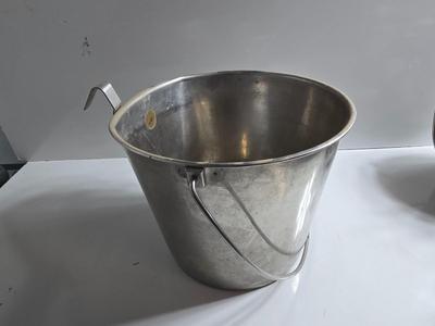 4 Stainless Steel Hanging Feed Buckets – Graduated Sizes