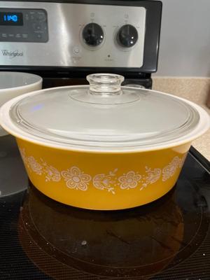 Round vintage Pyrex casserole & misc